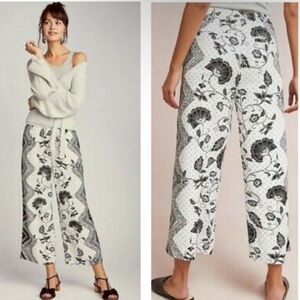 Anthropologie Cream and Black Floral Cropped Pants Size XS Women’s